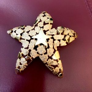 Very pretty gold starfish type pin
